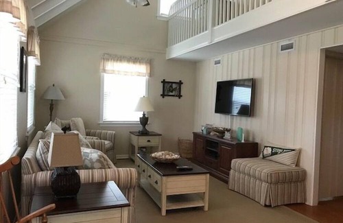 Stone Harbor Cottage | This home is situated close to the Bird Sanctuary, Clarke's Market and a seafood market and breakfast eatery. Just a quick walk to the beach.