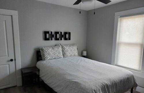 Cedar Rapids House | Cozy Hidden Gem!