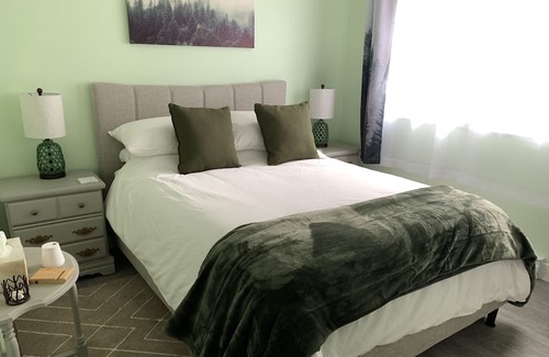 Regional District of Nanaimo Bed & Breakfast | Heritage Firs Bed & Breakfast, Qualicum Beach, BC - Fully Approved & Sleeps 4