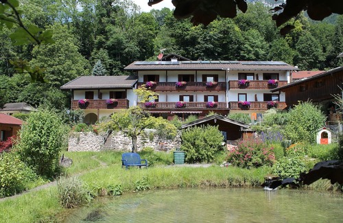 Bad Reichenhall Apartment | Gemütliche Ferienwohnung Mitten im Grünen mit Badeteich und Direktem Bergblick!