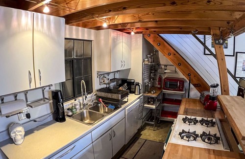 Italian Village Condo | Quirky 1 BR Warehouse Loft w/ Private Courtyard walking distance to Short North