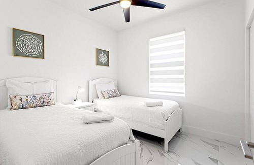 Homestead House | Modern house/sleeps 8/heated pool/lux backyard/Everglades/Keys