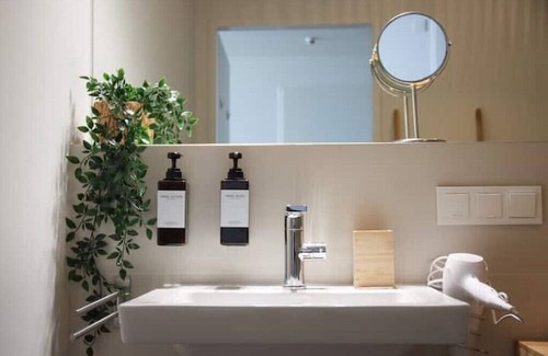 Donaustadt Apartment | Boho Bliss: Stilvolles Apartment mit Pool&gym&sauna
