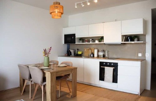 Donaustadt Apartment | Boho Bliss: Stilvolles Apartment mit Pool&gym&sauna
