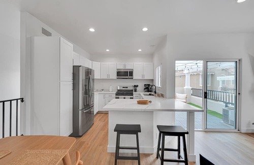 Moorpark House | Stylish 2 BD 2 BA Moorpark Home w/ Attached Garage