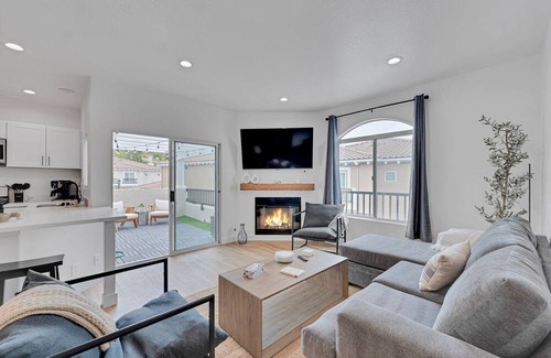 Moorpark House | Stylish 2 BD 2 BA Moorpark Home w/ Attached Garage