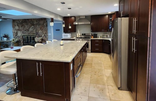 Dayton House | 6 Bedroom, Huge Yard Family Home for Entertainment in the heart of Centerville!
