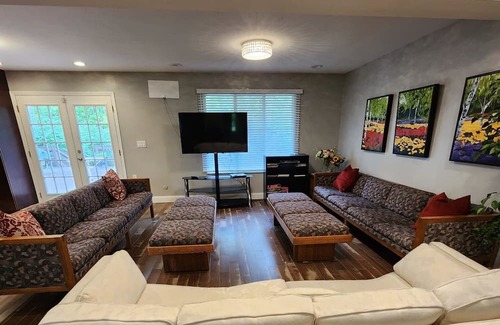 Dayton House | 6 Bedroom, Huge Yard Family Home for Entertainment in the heart of Centerville!