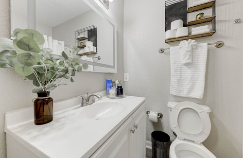 Pleasant Valley Apartment | 6 minutes to DT~free parking~big pool~self check-in