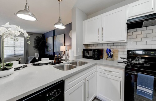 Pleasant Valley Apartment | 6 minutes to DT~free parking~big pool~self check-in