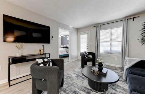 Pleasant Valley Apartment | 6 minutes to DT~free parking~big pool~self check-in