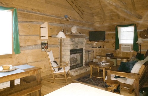 Vesta Cabin | Appalachian-style log cabin with amazing Dan River views - dog-friendly