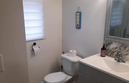 Lakeview House | Whole place near highway 401