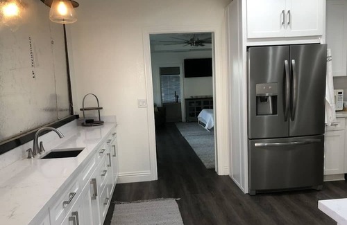 Kingsburg Apartment | Cozy and comfy country guest house