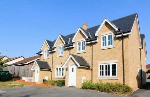 Basildon House | Impeccable 2-Bed House in Basildon
