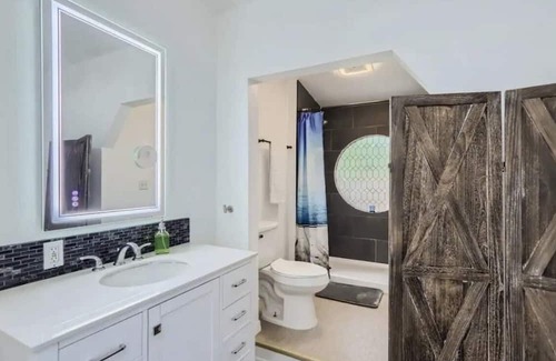 Walkers Holly Hill House | 5 BR + Intercoastal + Pool + Jacuzzi