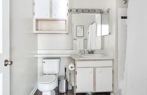 Jamestown Apartment | Modern Apartment in Prime Location (ID1182X417)