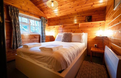 Bronaber Cabin | Charming 2 Bed Cozy Log Cabin Retreat in Snowdonia