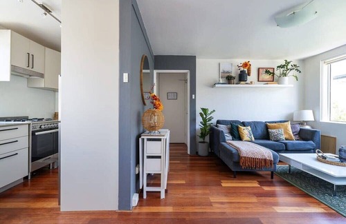 Freshwater Apartment | Vibrant Beachside Retreat - 2BR Unit in Freshwater