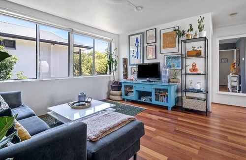 Freshwater Apartment | Vibrant Beachside Retreat - 2BR Unit in Freshwater