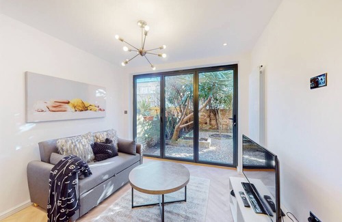 Kilburn Apartment | Stunning 3BD Apartment in Kilburn with an outdoor area