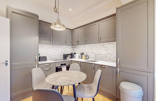 Kilburn Apartment | Stunning 3BD Apartment in Kilburn with an outdoor area