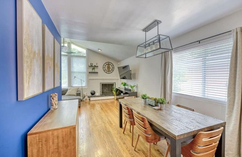 Capitol View House | Pewter Palace - Modern Bungalow with Free Parking