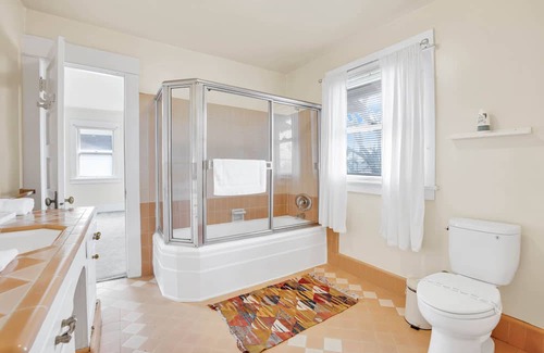 Wilshire House | Kingsley by AvantStay | Newly Furnished LA Home