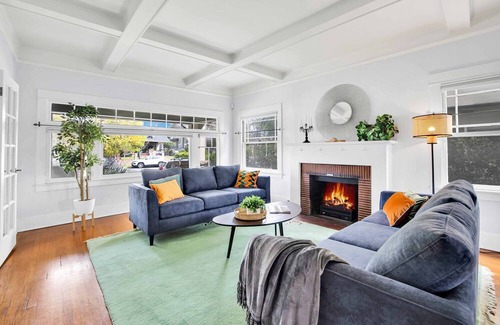 Wilshire House | Kingsley by AvantStay | Newly Furnished LA Home