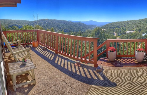 Cedar Crest House | mountain home near sandia trails.