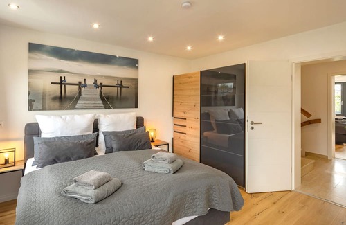 Furstenfeldbruck District House | Luxus Ferienhaus mit Sauna - 5 Minuten / 400m zur S-bahn