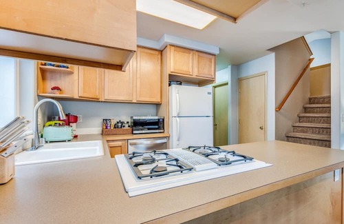 Olympia House | Heart of Olympia, 3beds 2.5 bath, Private House, Fenced deck and backyard