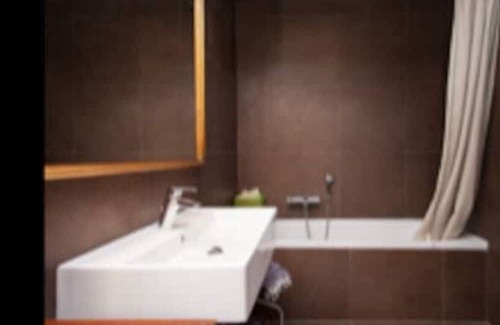 Khalandrion Apartment | Art Collection apartment with garden
