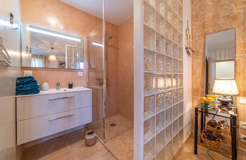 Saint-Pons-de-Mauchiens Bed & Breakfast | La Rose du Vent, un Salon de thé et Chambres d Hôtes Haut de Gamme Avec Piscine!