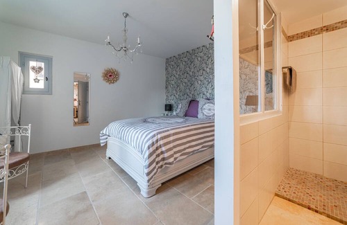 Saint-Pons-de-Mauchiens Bed & Breakfast | La Rose du Vent, un Salon de thé et Chambres d Hôtes Haut de Gamme Avec Piscine!