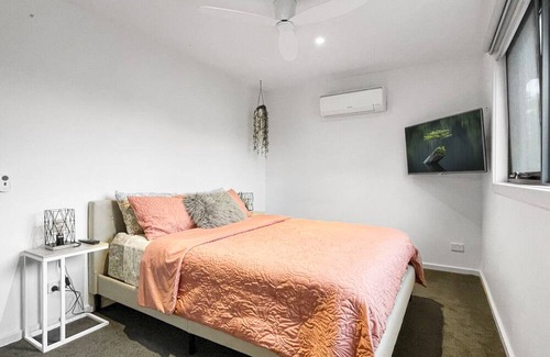 Frankston House | An Entire Modern Townhouse on Spray close to Beach & Amenities