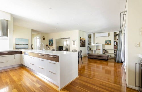 South Fremantle Apartment | Luxurious apartment walk to the beach 2 bedrooms