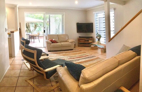 Buddina House | Point Cartwright Beach House- Short Walk to Water