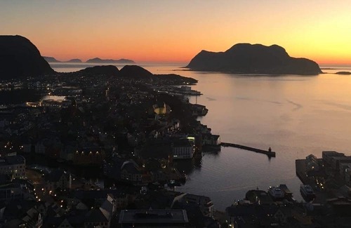 Alesund Apartment | Cozy 1-bedroom apartment in enjoyable Ålesund with AC, WiFi, Car Parking