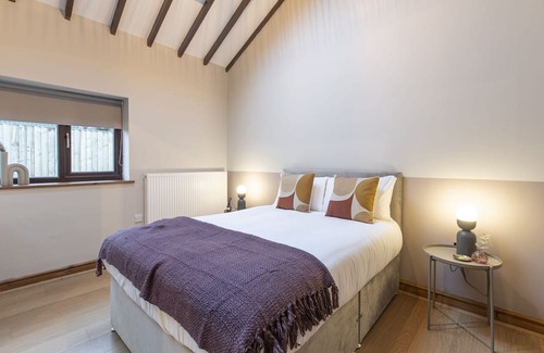 South Norwood Cottage | Swan (Alarch) - a glan morfa lodge that sleeps 6 guests in 3 bedrooms