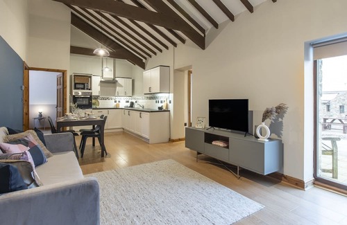 South Norwood Cottage | Swan (Alarch) - a glan morfa lodge that sleeps 6 guests in 3 bedrooms