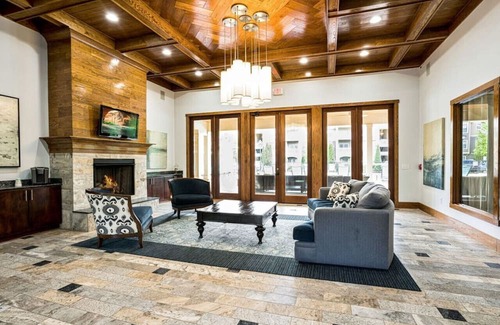Executive Park Apartment | Airy 2 King Bed Suite—Mins to Uptown Charlotte!