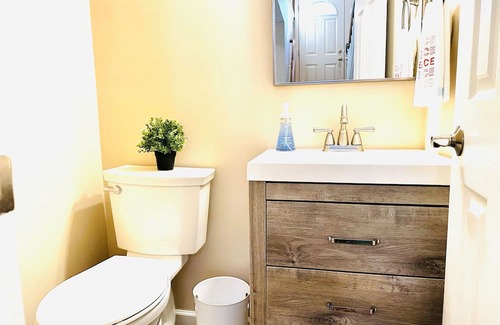 West Chester House | Ocean Palace-6 Guests-close to I-75,VOA park,W&S Tennis, King Island,Cincinnati