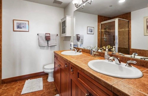 The Highlands Condo | 2BD Condo by Shuttle Ski Lifts and Golfing