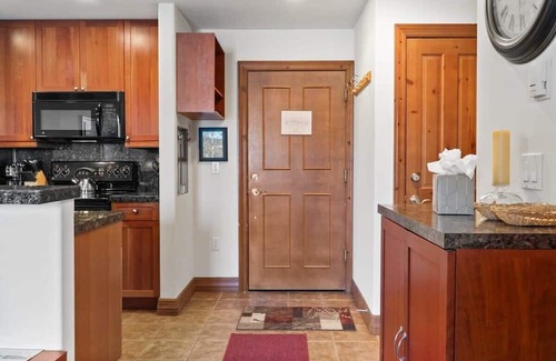 The Highlands Condo | 2BD Condo by Shuttle Ski Lifts and Golfing