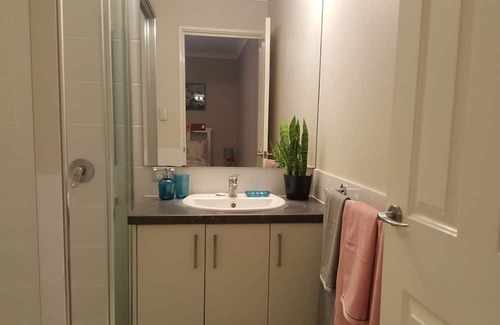 Bedford House | ~Beautifully clean~Bright & quiet~close to CBD~