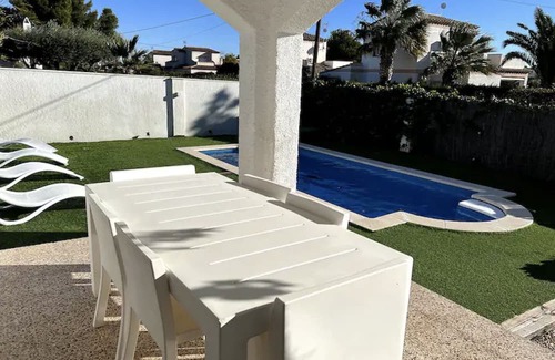 Les Tres Cales Ski Chalet | Agradable Villa con Piscina a 800m de la Playa