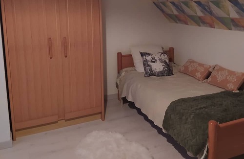 Neauphle-le-Vieux Villa | Location 2 Chambres D'hôtes Pour 3 Personnes en Pavillon Avec Jardin et Piscine