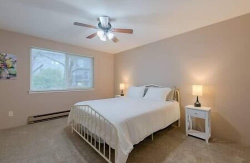 West End House | 2BR | Tacoma | Hospital Proximity | Spacious | Fully Fenced