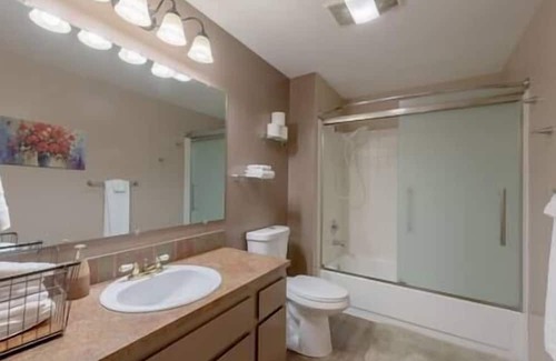 West End House | 2BR | Tacoma | Hospital Proximity | Spacious | Fully Fenced